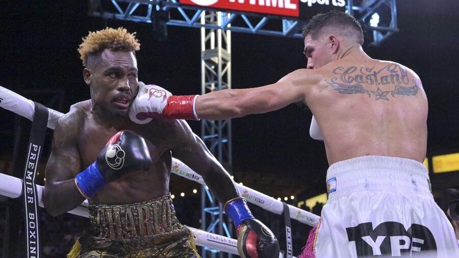 Brian Castaño perdió por nocaut ante Jermell Charlo. Imagen: AFP. 