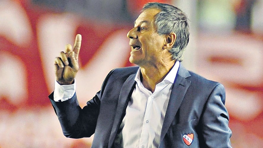 La triple competencia obliga a Ariel Holan a la temprana rotación del equipo titular.