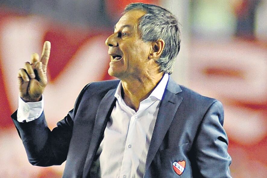 La triple competencia obliga a Ariel Holan a la temprana rotación del equipo titular.