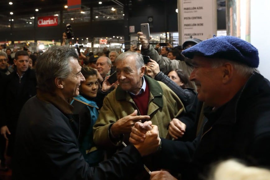 David Lacroze, referente del bloque ultraconservador del agro, junto a Mauricio Macri en la Rural.