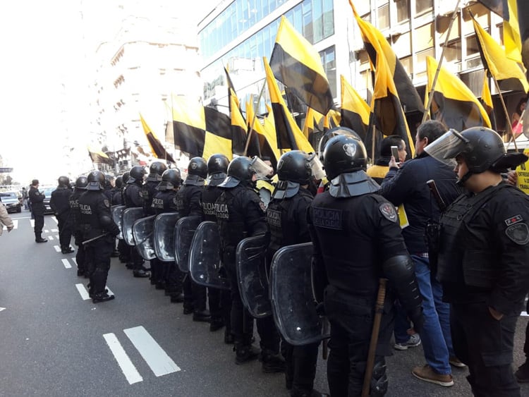 Los taxistas mendocinos protestan frente a la Legislatura custodiada.