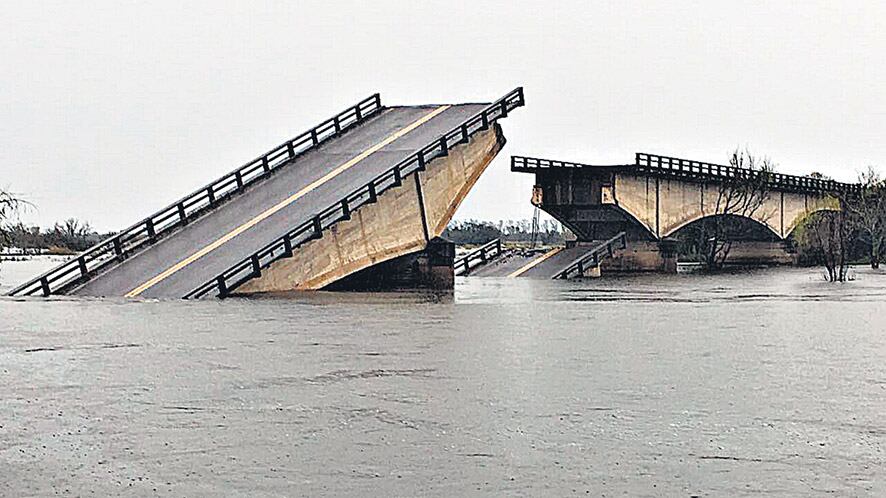 Se derrumbó el puente de la Ruta Nacional 12 que une Goya con Esquina, en Corrientes.
