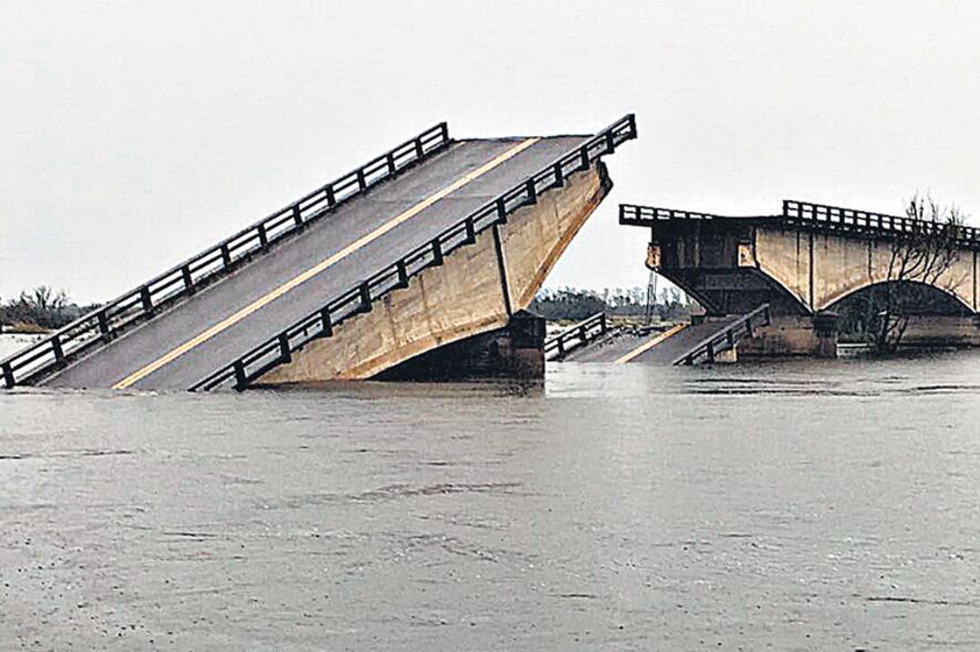 Se derrumbó el puente de la Ruta Nacional 12 que une Goya con Esquina, en Corrientes.