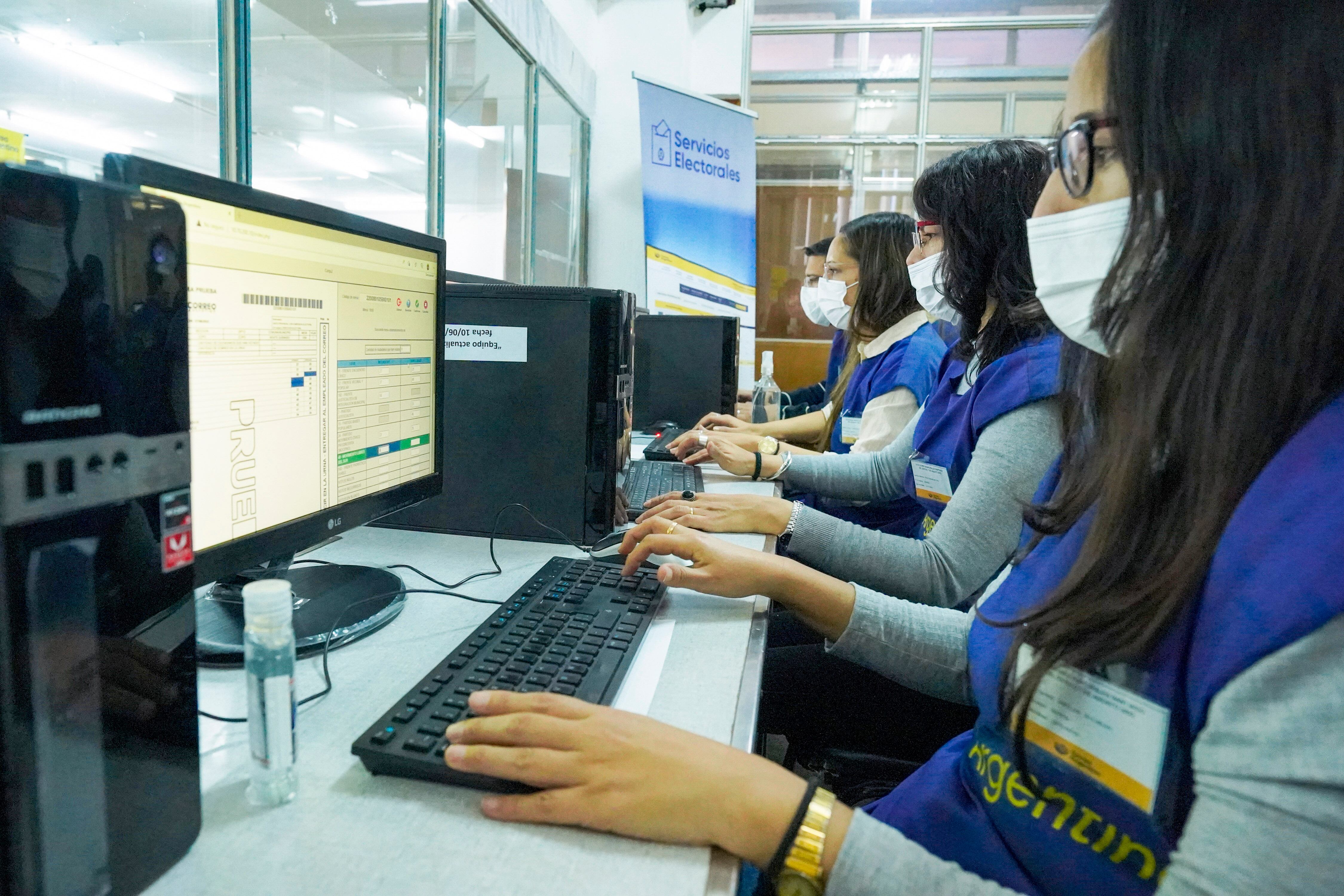 Miles de santiagueños votan intendentes y concejales en 26 municipios de la provincia. Foto: Télam.