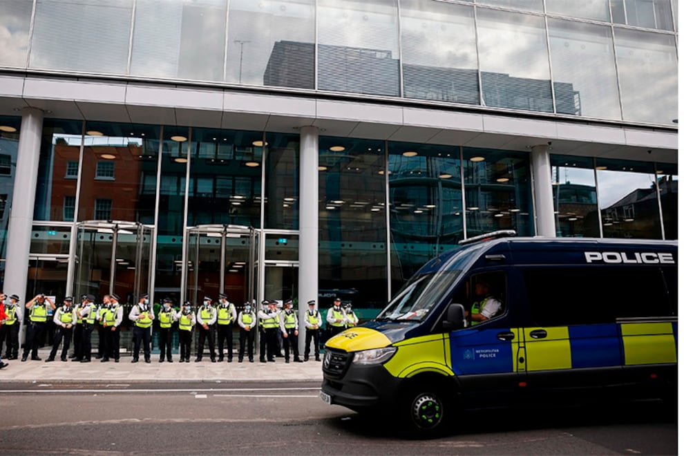 "El ataque a los periodistas a causa de su información sobre el coronavirus es un hecho preocupante que ITN está siguiendo de cerca", dijo un portavoz de la empresa.