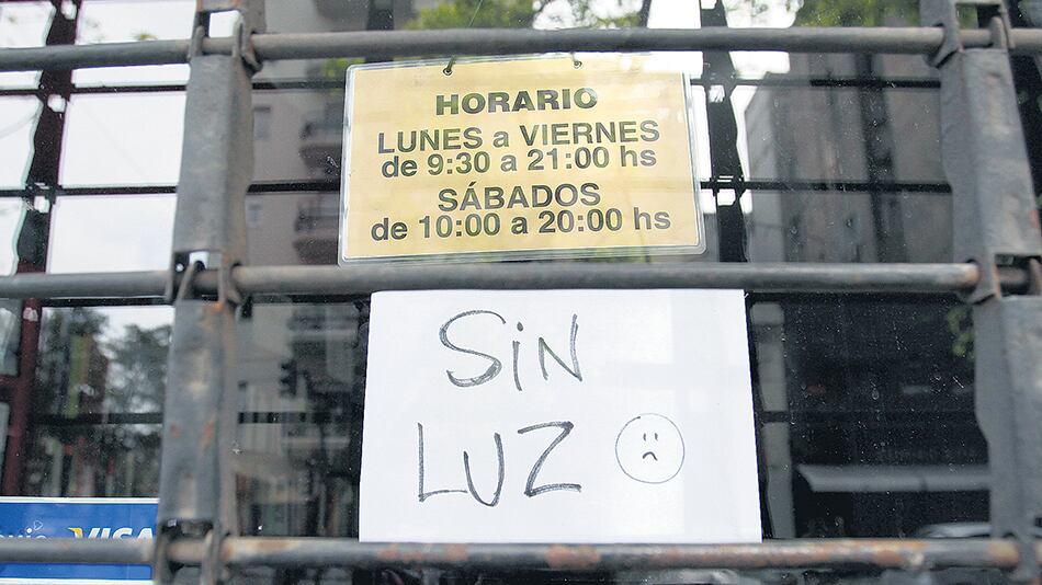 Las quejas de los usuarios por las pérdidas ocasionadas por los cortes de luz son cada vez más numerosas.