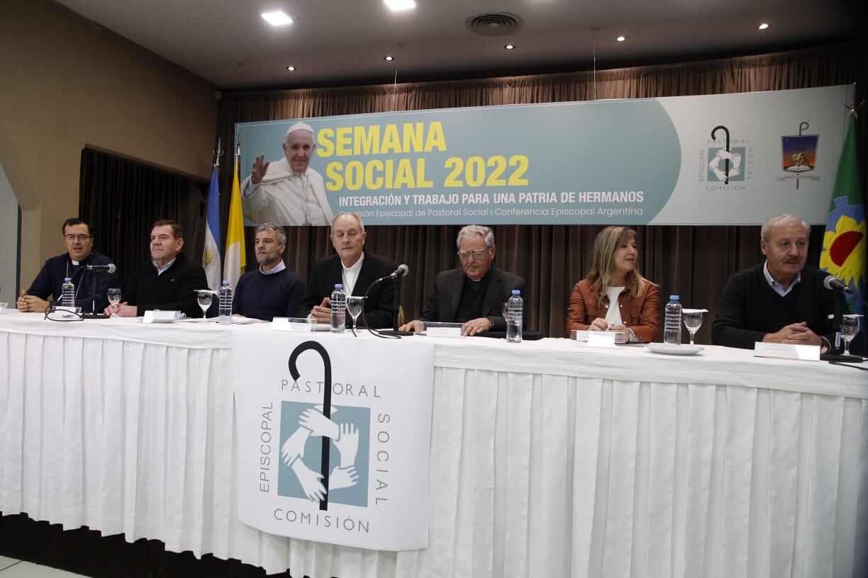 El obispo Oscar Ojea, acompañado por el ministro Juan Zabaleta, el intendente Guillermo Montenegro y el secretario de Culto, Guillermo Oliveri, entre otros.