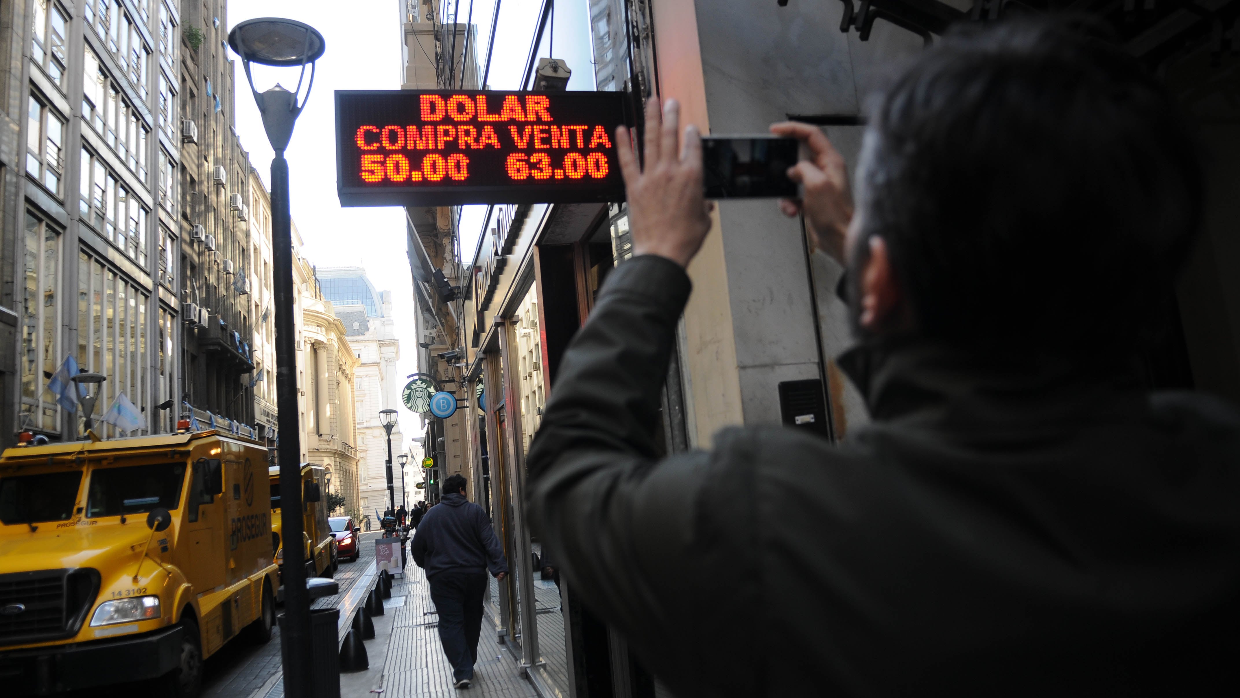 En la city el dólar superó los 60 pesos por la mañana. 