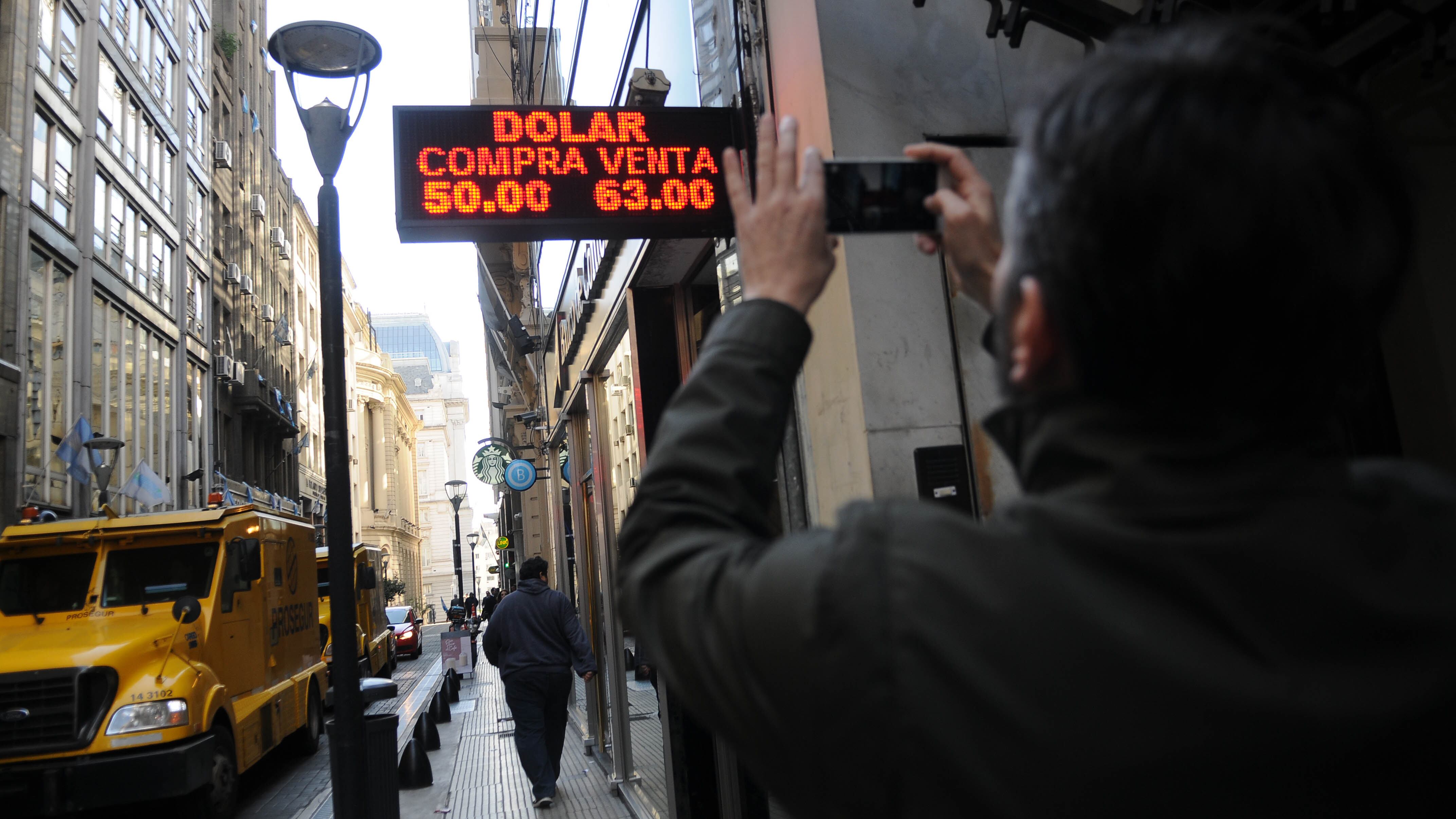 En la city el dólar superó los 60 pesos por la mañana.