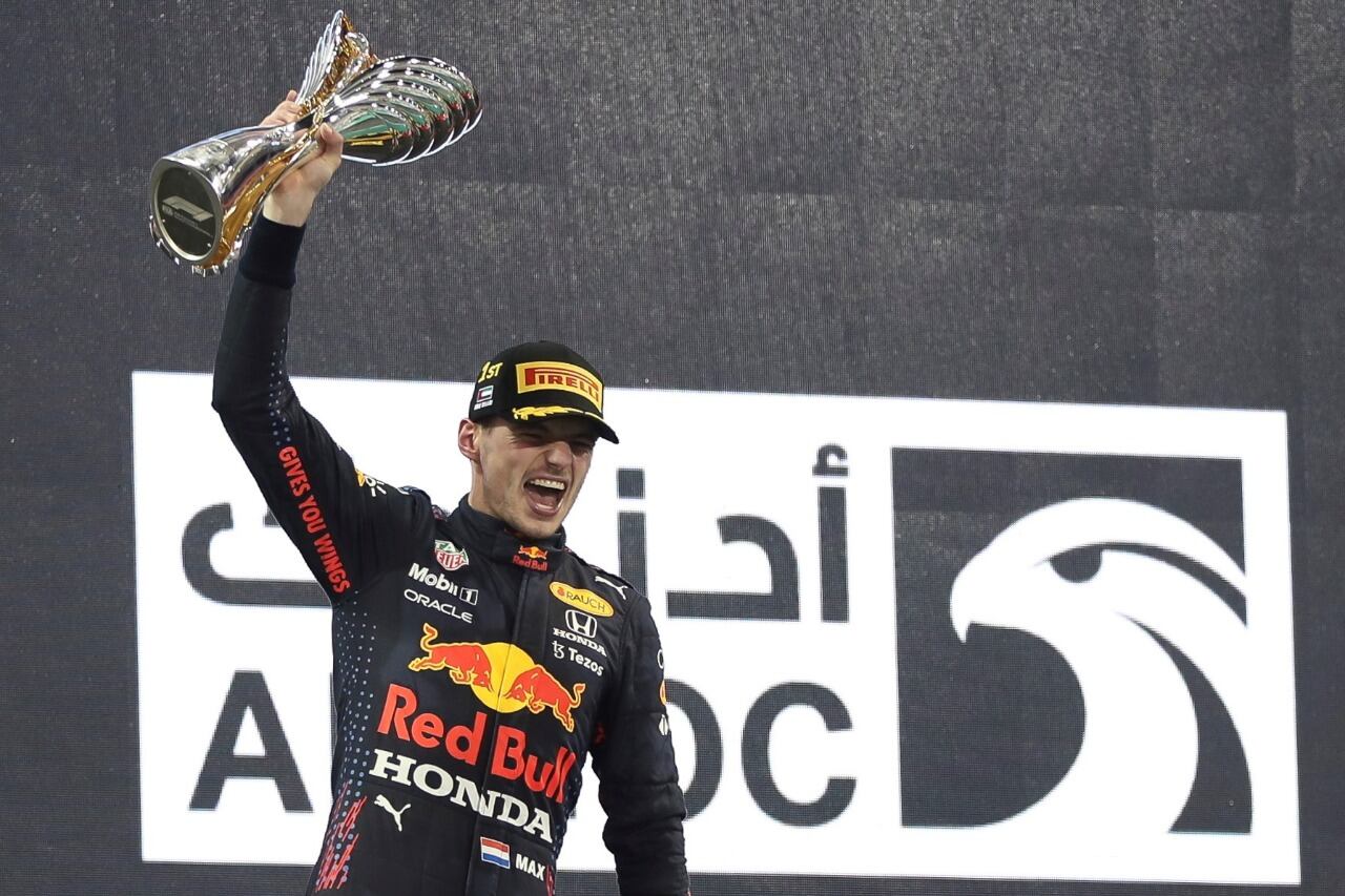 Verstappen levanta el trofeo del GP de Abu Dhabi. El de campeón se lo darán el jueves en la ceremonia anual de la F1