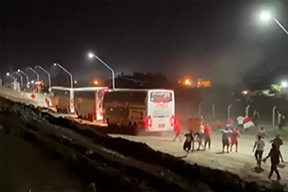 El momento en el que los hinchas de River atacan los micros de los de Varela.