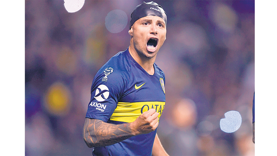 Zárate festeja su gol de penal en la definición frente a Vélez.