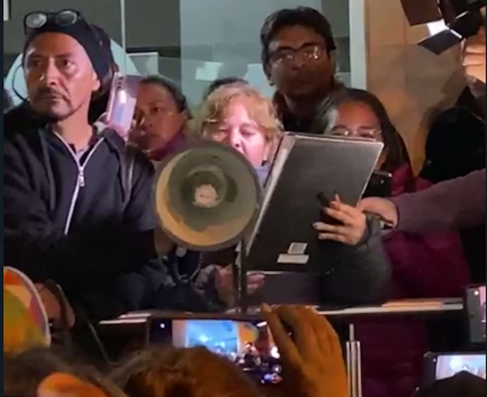 Delegados y delegadas docentes a la salida de la reunión con el gobierno. 
