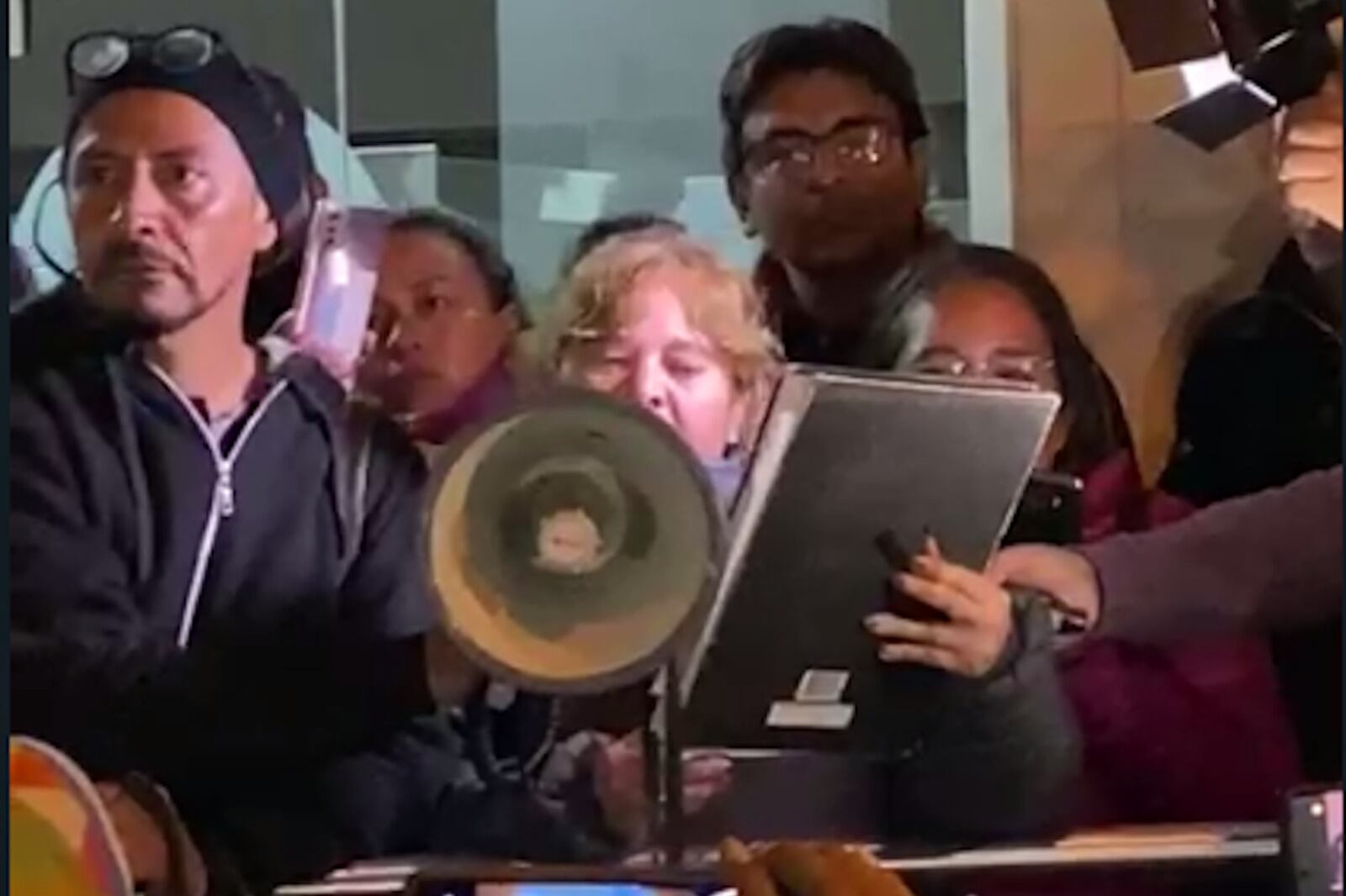 Delegados y delegadas docentes a la salida de la reunión con el gobierno.