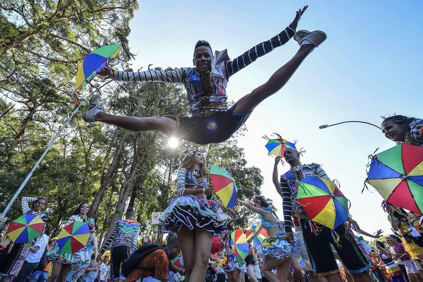 Carnaval callejero en una plaza de San Pablo, Brasil.