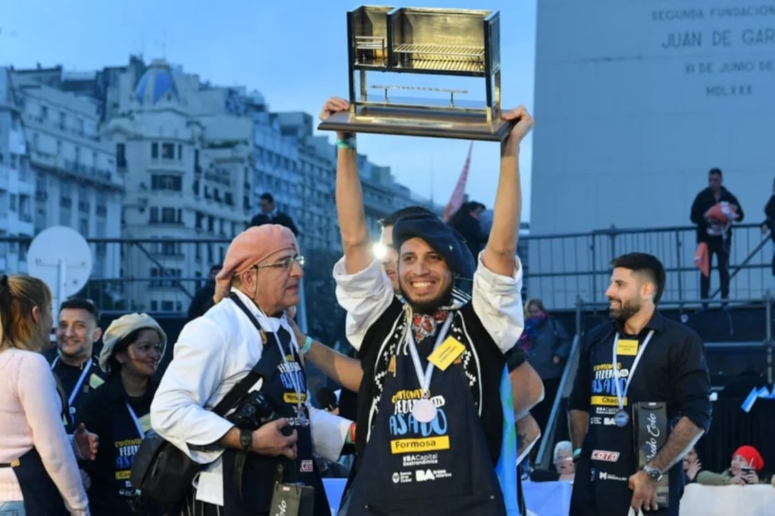 Héctor Caballero es el mejor parrillero del país.