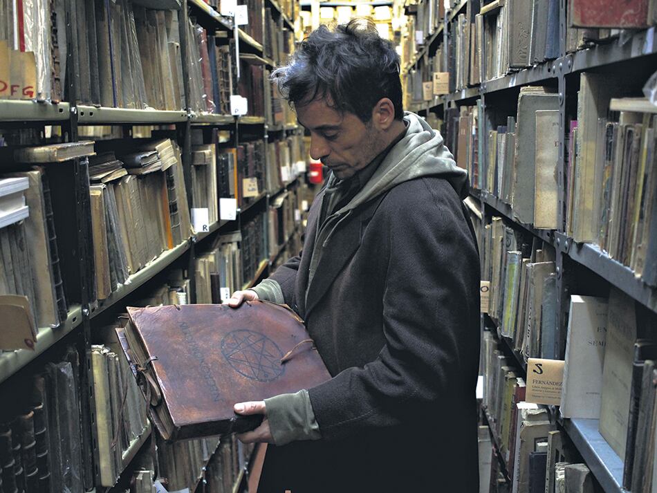 Diego Velázquez con el Necronomicón.