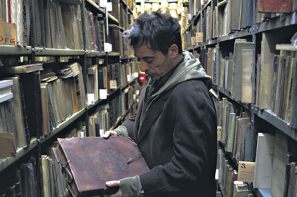 Diego Velázquez con el Necronomicón.