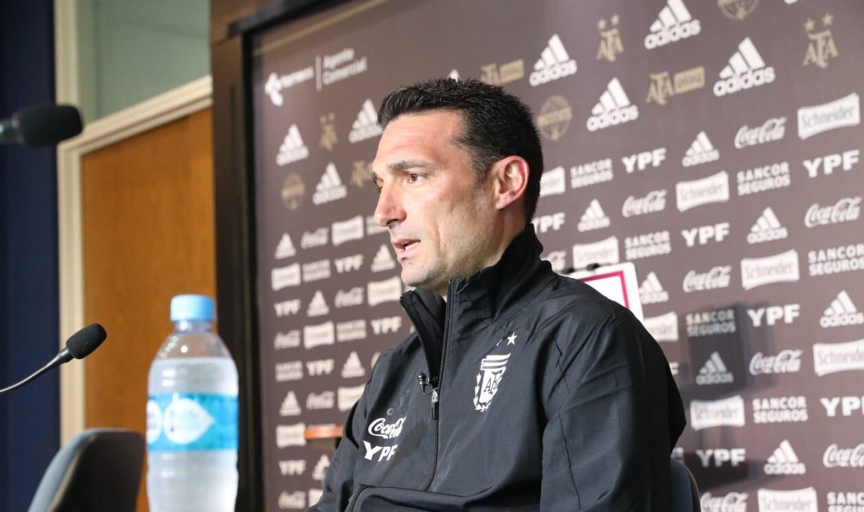 Lionel Scaloni en conferencia de prensa, donde confirmó el equipo ante Perú.