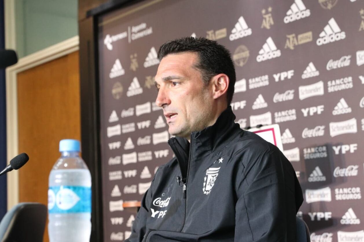 Lionel Scaloni en conferencia de prensa, donde confirmó el equipo ante Perú.