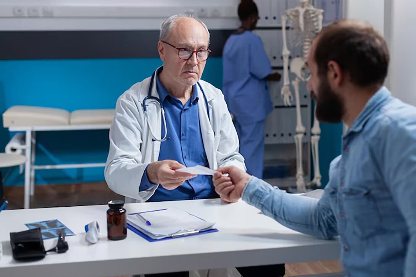 Un proyecto busca que los médicos puedan seguir ejerciendo tras su jubilación. 