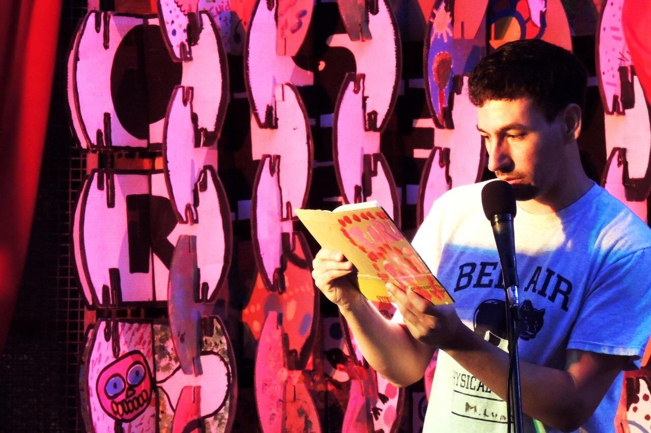 Juan Rux. poeta, artista y docente platense, el generador de la iniciativa.