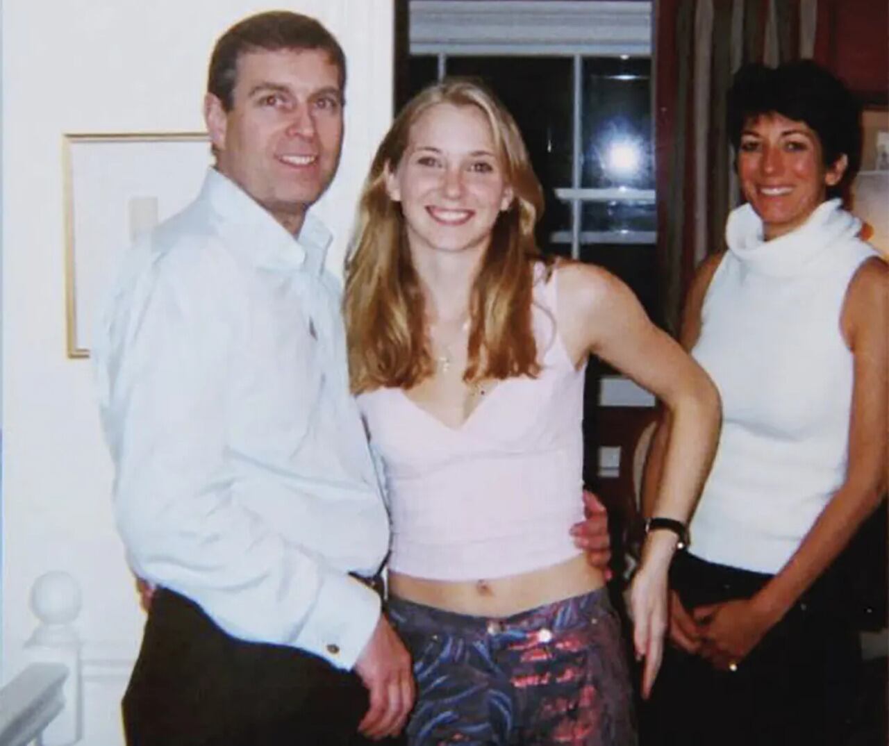 Giuffre, junto al príncipe Andrés. Atrás, Ghislaine Maxwell, la socia de Epstein.