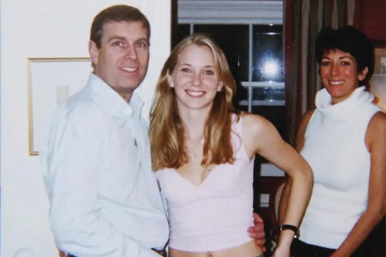 Giuffre, junto al príncipe Andrés. Atrás, Ghislaine Maxwell, la socia de Epstein.