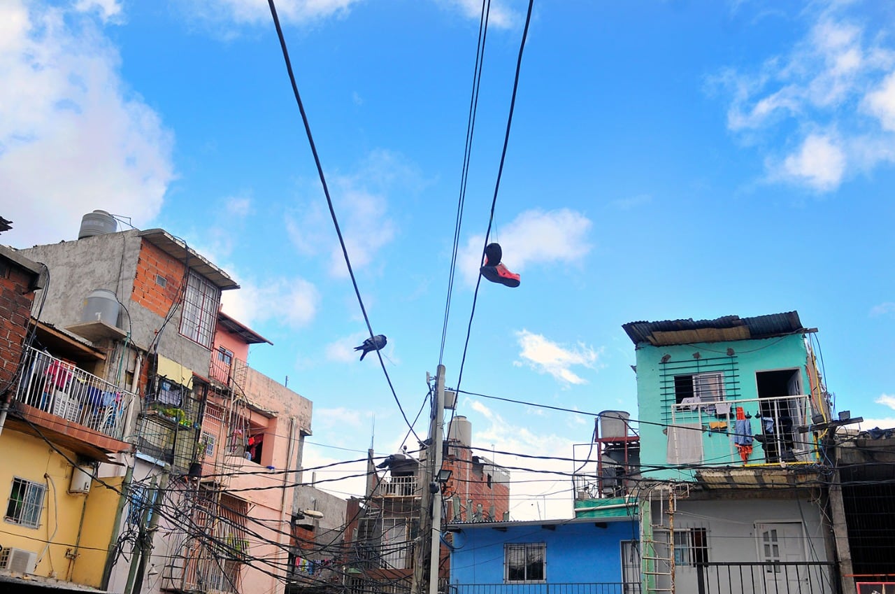 Una ONG demandó judicialmente al Gobierno porteño para que asegure el acceso a Internet y en las villas y entregue dispositivos a los estudiantes de barrios vulnerables para que puedan continuar con la educación a distancia.