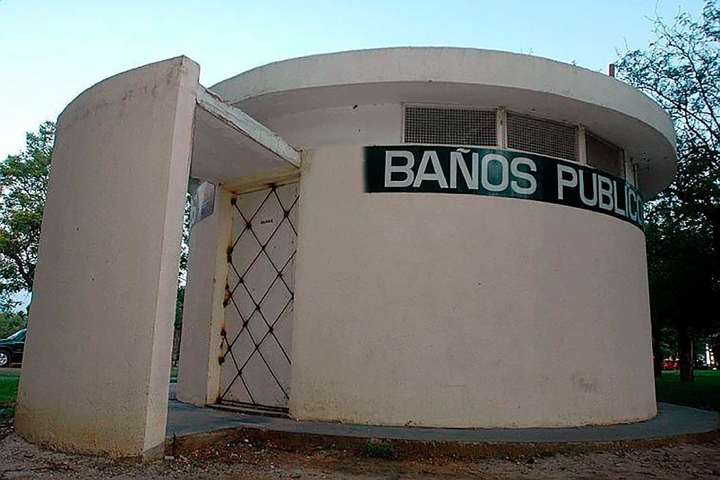 La ley para la instalación de baños públicos en parques y plazas de CABA fue sancionada pero el gobierno porteño aún no la reglamentó.