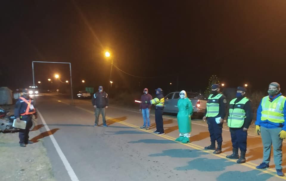 Control en el acceso a Colonia Santa Rosa, una de las más afectadas