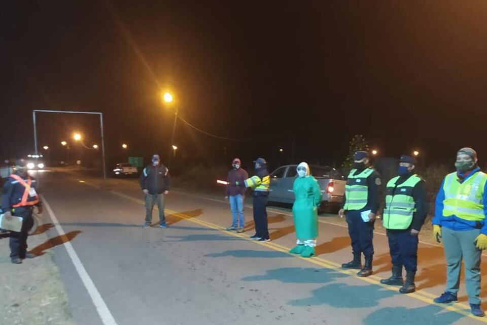 Control en el acceso a Colonia Santa Rosa, una de las más afectadas