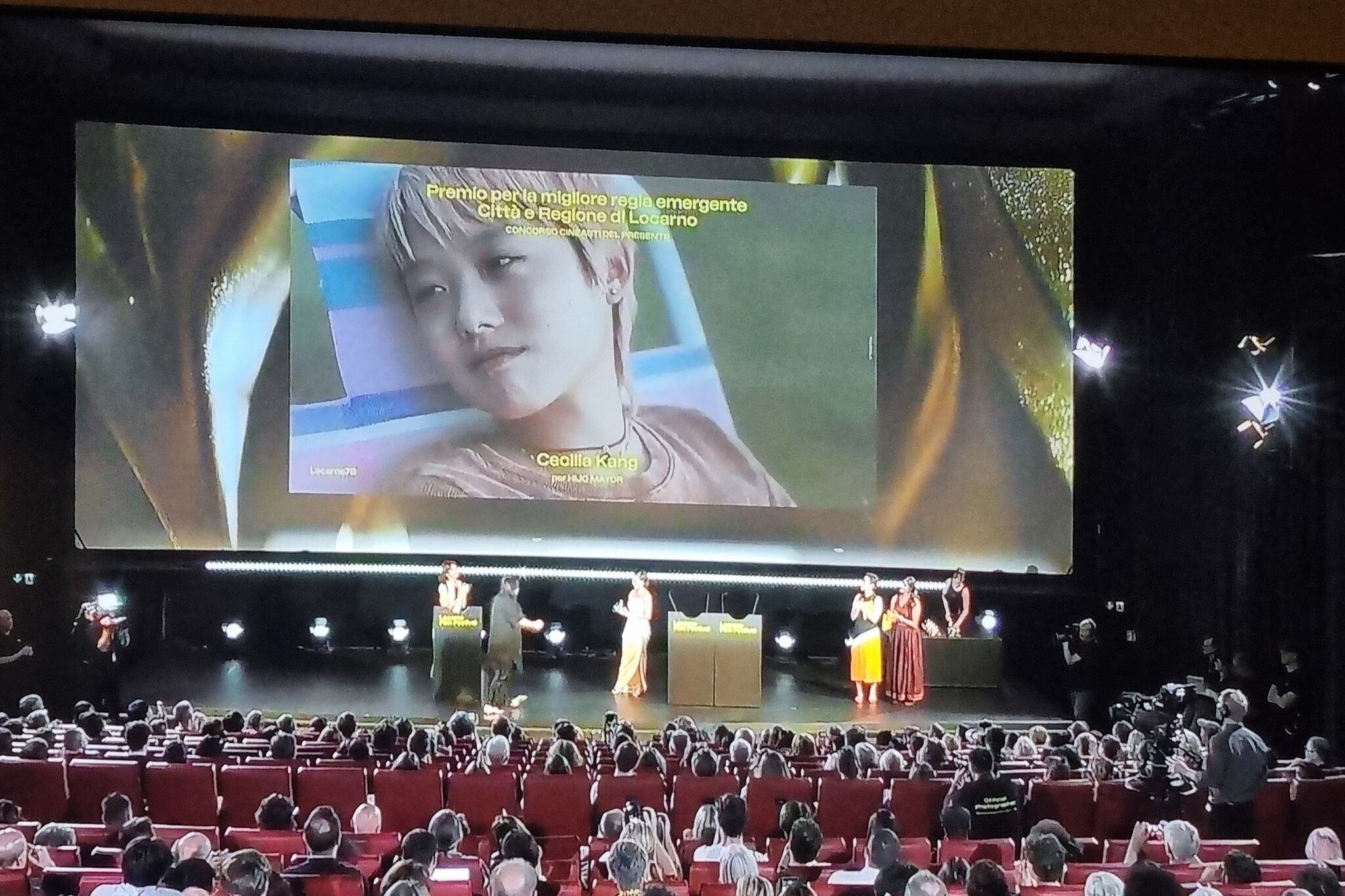 La directora recibe el premio en la Piazza Grande de Locarno