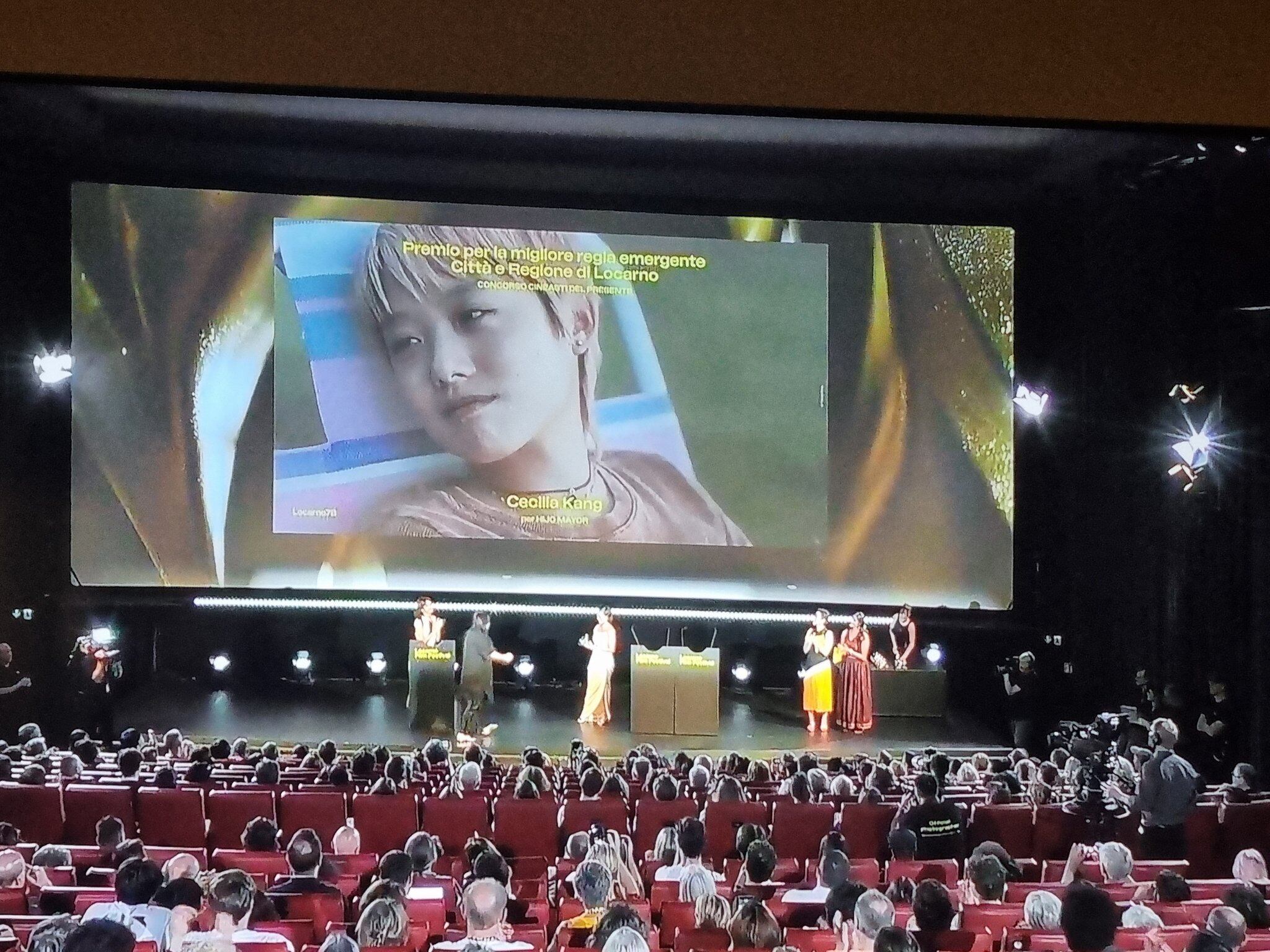 La directora recibe el premio en la Piazza Grande de Locarno