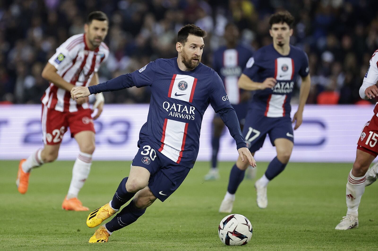 Messi mostró pinceladas de su talento en el Parque de los Príncipes