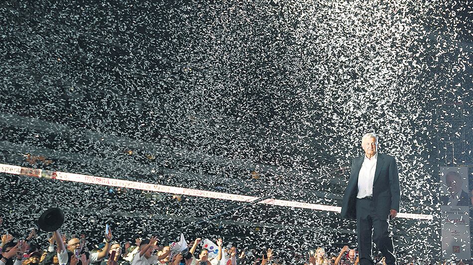 Luces y papelitos rodean al candidato en la noche de cierre de campaña en el Estadio Azteca.