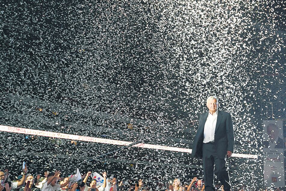 Luces y papelitos rodean al candidato en la noche de cierre de campaña en el Estadio Azteca.