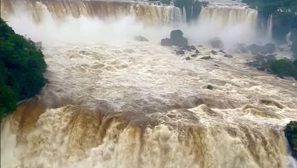 El caudal del río Iguazú superó 16 veces el volumen normal.
