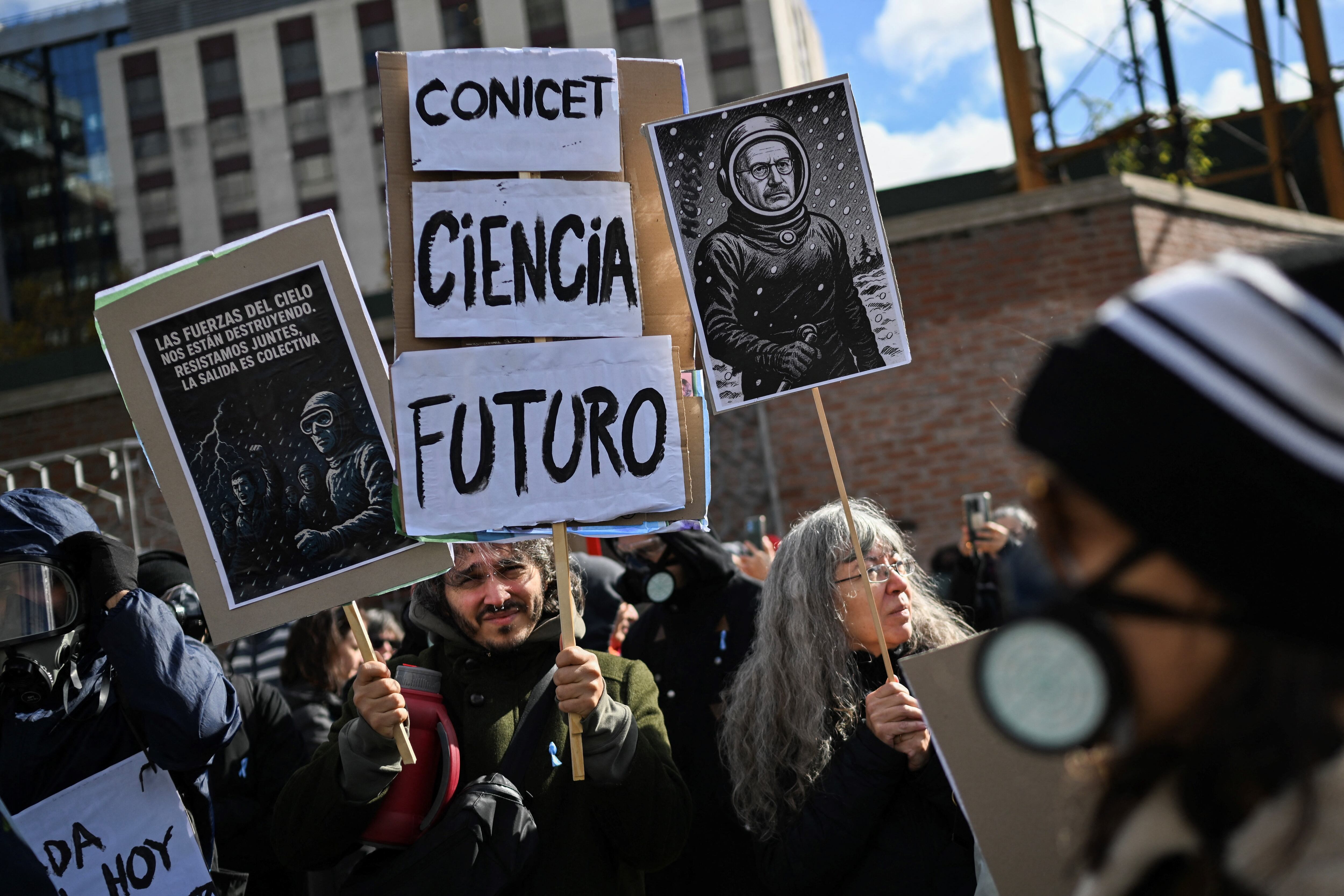 El gobierno apura el golpe final a la producción del conocimiento en Argentina.