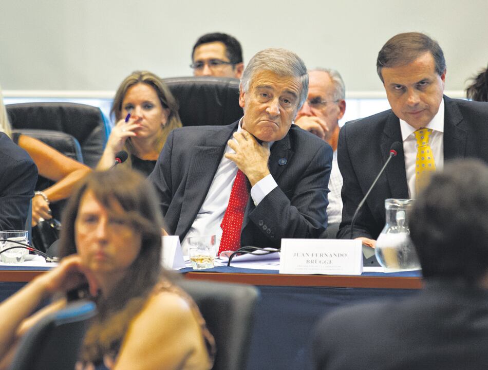 Aguad asistió a la comisión para tratar de atenuar el escándalo desatado por los beneficios otorgados a la familia presidencial.