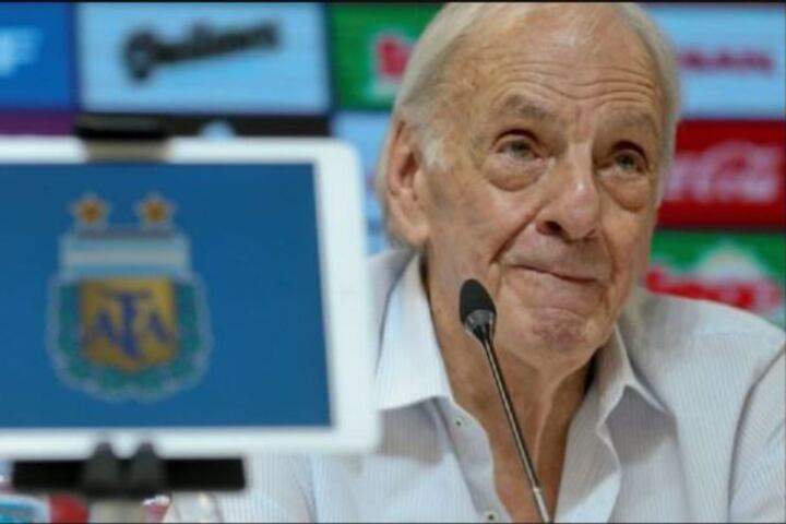 Menotti, disgustado con el Muñeco Gallardo.