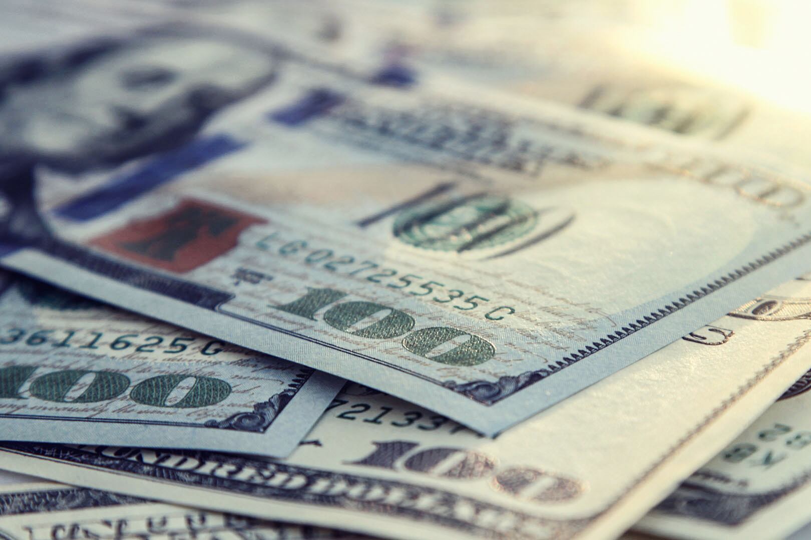 El dólar MEP terminó 0,2 por ciento arriba para operarse en 1282 pesos, mientras que el contado con liquidación finalizó con una baja de 0,5 por ciento en 1305 pesos.