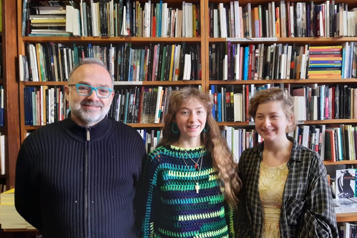 Padre e hijas sobrevivieron al macrismo y ahora se reinventan en medio de la pandemia.