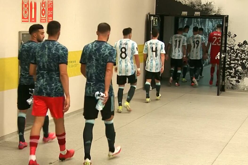 Los jugadores de Argentina se retiraron del partido.