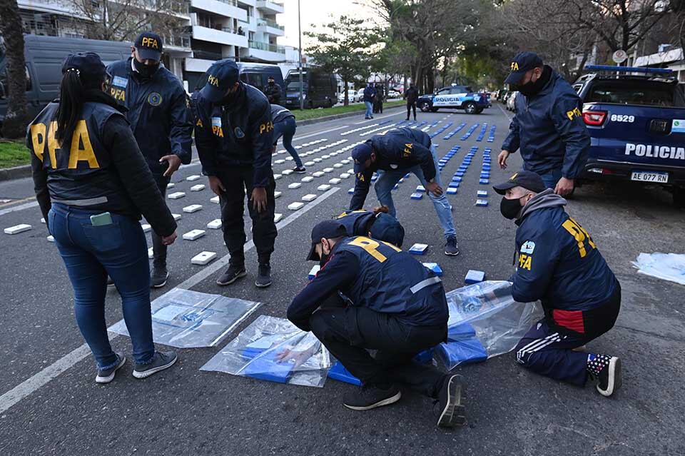 Los paquetes de droga exhibidos luego de los procedimientos.