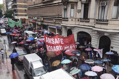Los manifestantes recorrieron calle Santa Fe hasta la sede de Gobernación.