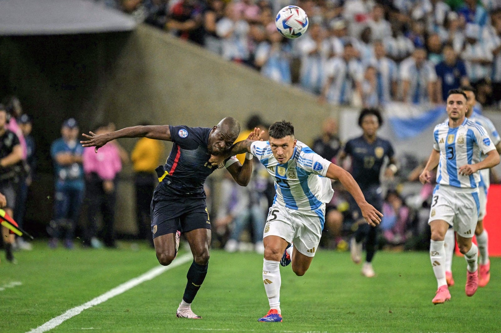 Lisandro Martínez lucha con Valencia por la pelota