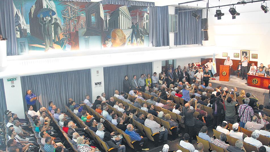 Los murales realizados por Daniel Santoro y su hijo están en el Salón Felipe Vallese de la CGT.