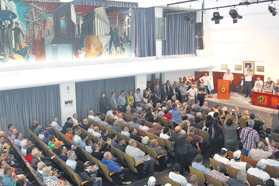 Los murales realizados por Daniel Santoro y su hijo están en el Salón Felipe Vallese de la CGT.