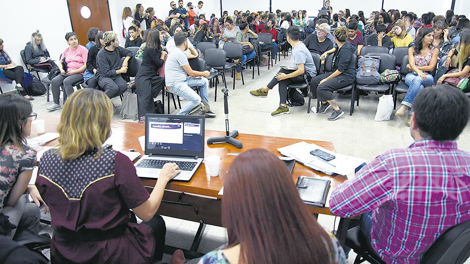Una de las mesas de debate del congreso en la universidad platense.